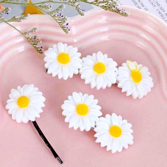 Daisy Hair Clip - Picture 1 of 2